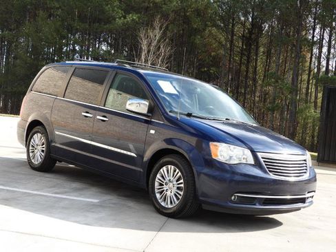 Used 2014 Chrysler Town & Country Touring-L image 19