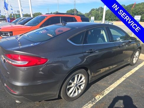 Used 2019 Ford Fusion SE FWD image 4