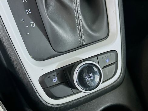 Used 2025 Hyundai Venue Limited image 25