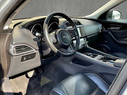 Used 2017 Jaguar F-PACE Prestige image 17