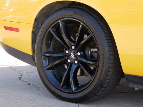 Used 2018 Dodge Challenger R/T w/ Driver Convenience Group RWD image 15