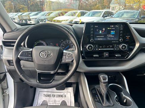 Used 2020 Toyota Highlander XLE image 28