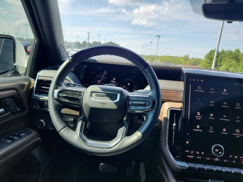 Certified 2025 GMC Yukon Denali Ultimate AWD/4WD image 17