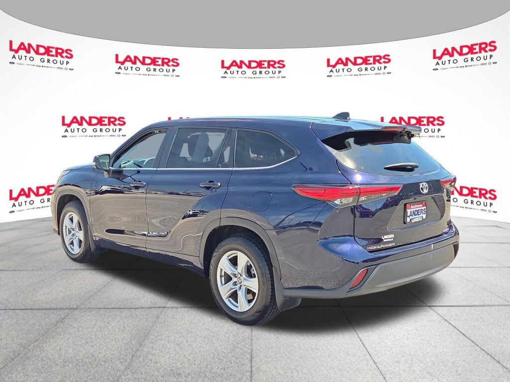 Used 2023 Toyota Highlander LE AWD/4WD image 5