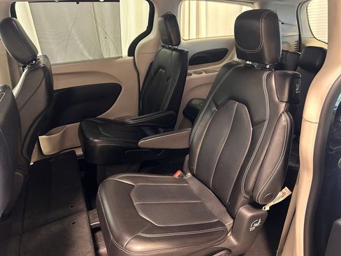 Used 2023 Chrysler Pacifica Touring-L FWD image 21