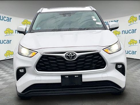 Used 2024 Toyota Highlander XLE image 2