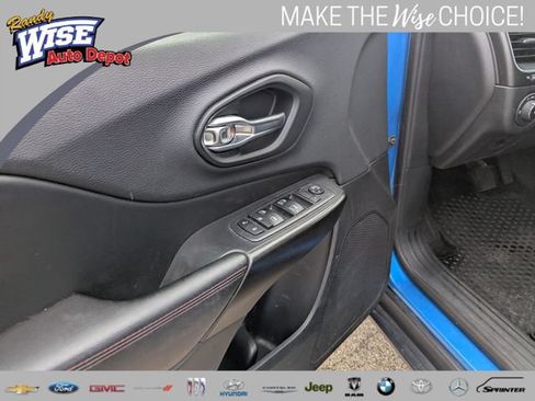 Used 2019 Jeep Cherokee Trailhawk w/ Comfort/Convenience Group AWD/4WD image 10