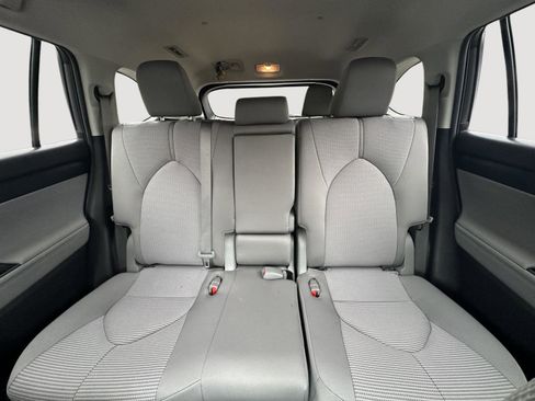 Used 2023 Toyota Highlander LE FWD image 12
