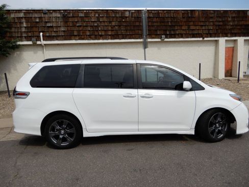 Used 2017 Toyota Sienna SE Premium FWD image 4