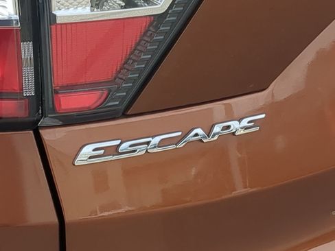 Used 2017 Ford Escape SE AWD/4WD image 16