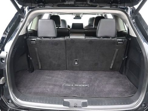 Used 2021 Toyota Highlander XLE image 27