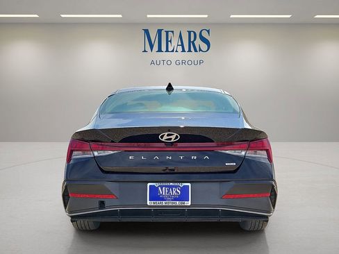 Used 2025 Hyundai Elantra Limited image 4