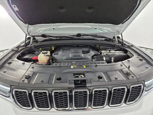 Certified 2022 Jeep Grand Cherokee Overland AWD/4WD image 40