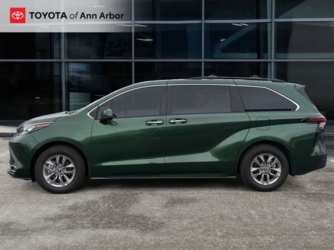 Used 2024 Toyota Sienna XLE w/ XLE Plus Package AWD/4WD image 3