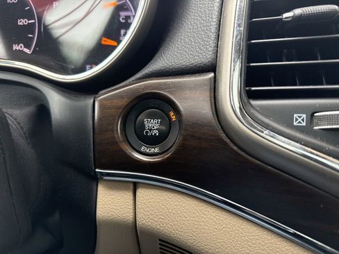 Used 2015 Jeep Grand Cherokee Limited w/ Luxury Group II image 16