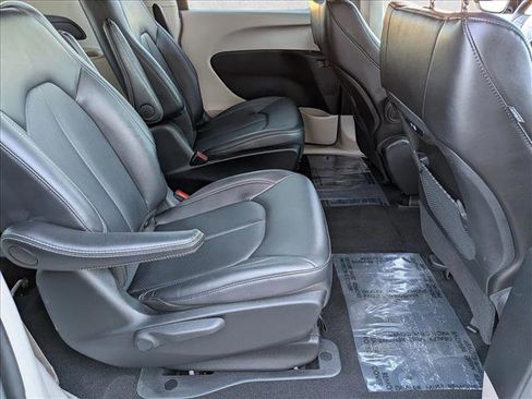 Used 2024 Chrysler Pacifica Select FWD image 27