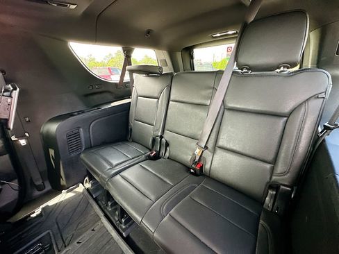Used 2024 Chevrolet Suburban Z71 w/ Luxury Package AWD/4WD image 4