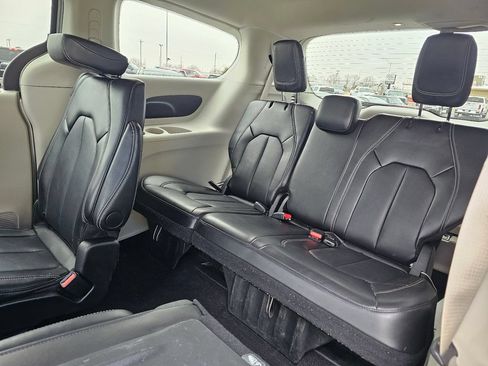 Used 2024 Chrysler Pacifica Touring-L FWD image 13