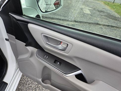Used 2017 Toyota Camry SE FWD image 12
