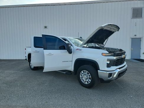 Used 2025 Chevrolet Silverado 2500 LT AWD/4WD image 11