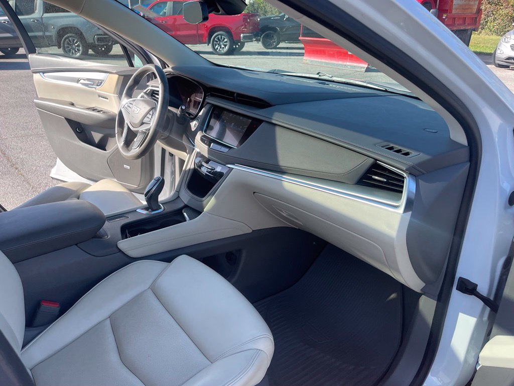 Used 2017 Cadillac XT5 Luxury w/ Driver Awareness Package FWD image 19