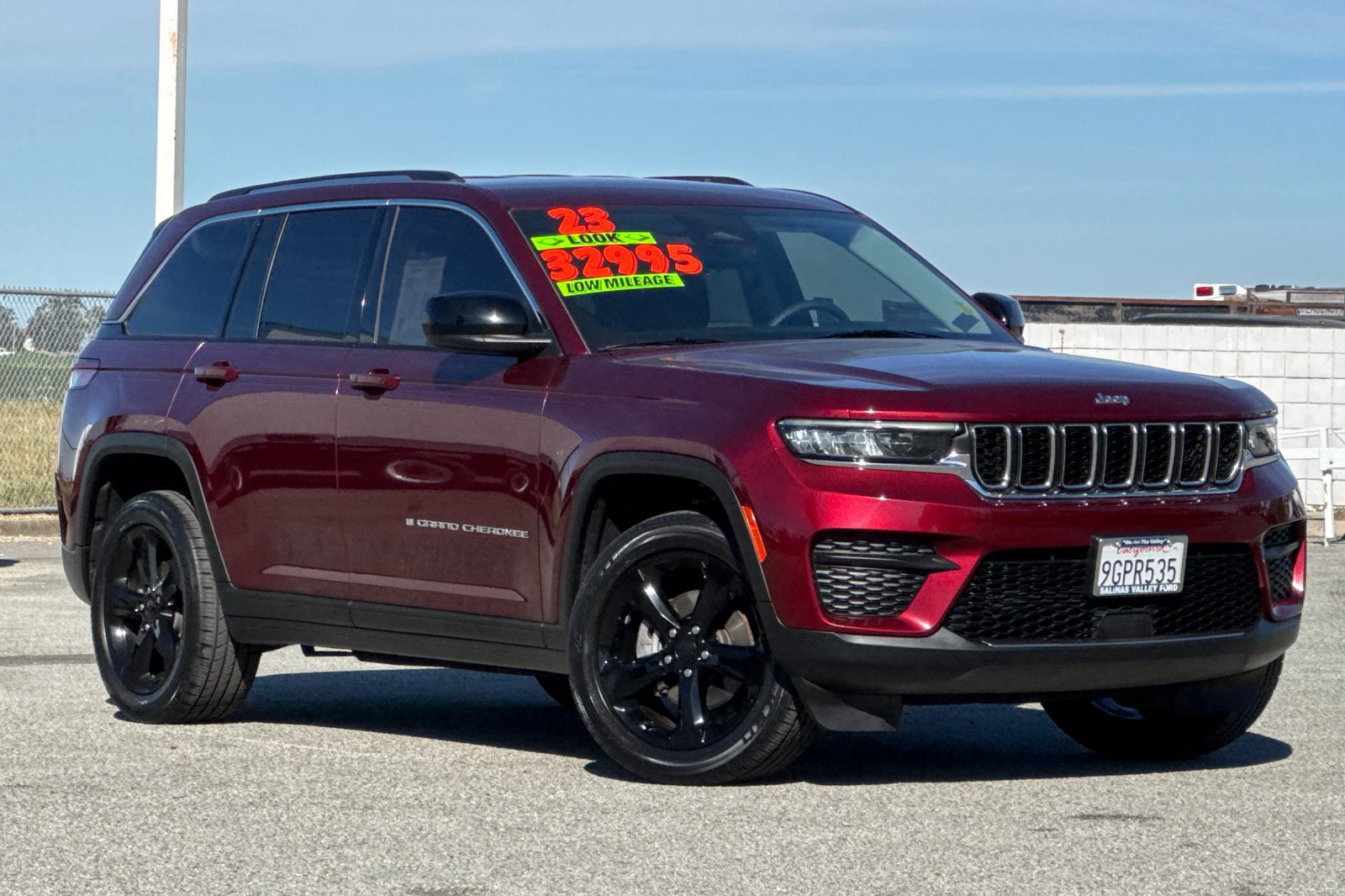 Used 2023 Jeep Grand Cherokee Laredo AWD/4WD image 2