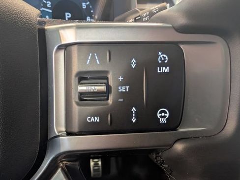 Used 2025 Land Rover Discovery Dynamic SE AWD/4WD image 17
