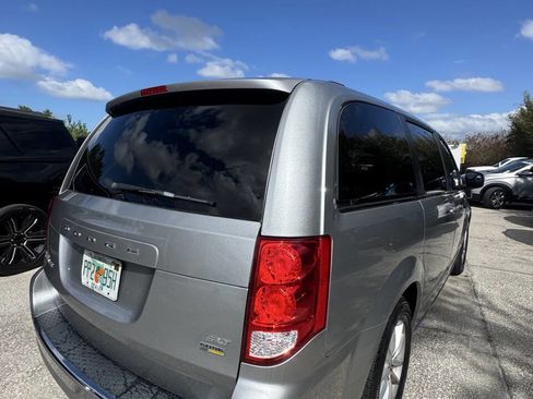 Used 2019 Dodge Grand Caravan SXT image 4