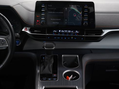 Used 2023 Toyota Sienna XSE FWD image 18