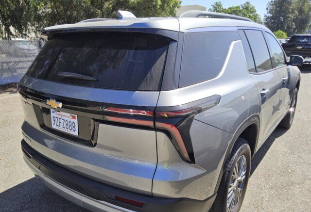 Used 2025 Chevrolet Traverse LT FWD image 5