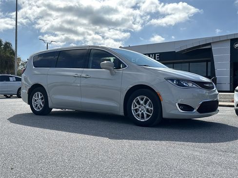 Used 2020 Chrysler Pacifica Touring image 9