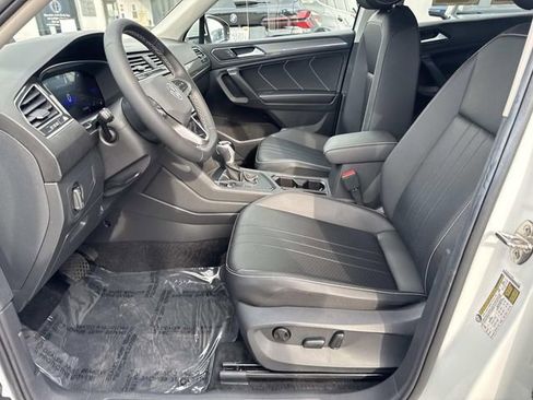 Used 2023 Volkswagen Tiguan SE image 12
