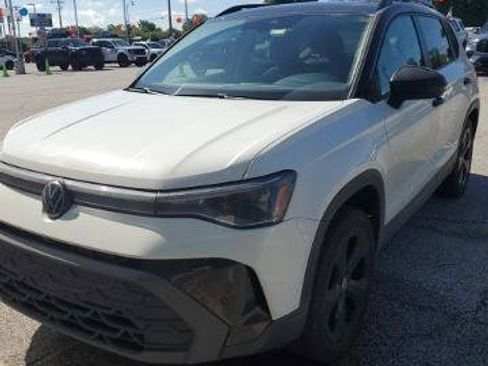 Used 2025 Volkswagen Taos SE AWD/4WD image 1