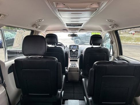 Certified 2016 Chrysler Town & Country Touring image 16