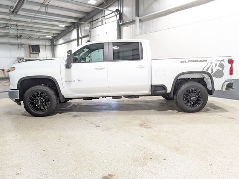 Used 2025 Chevrolet Silverado 2500 LT image 6