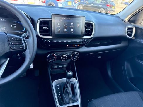 Used 2025 Hyundai Venue SE FWD image 24