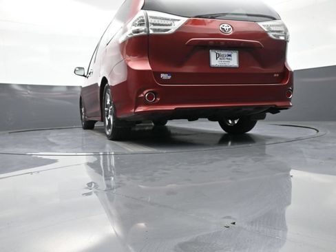 Used 2017 Toyota Sienna SE FWD image 33