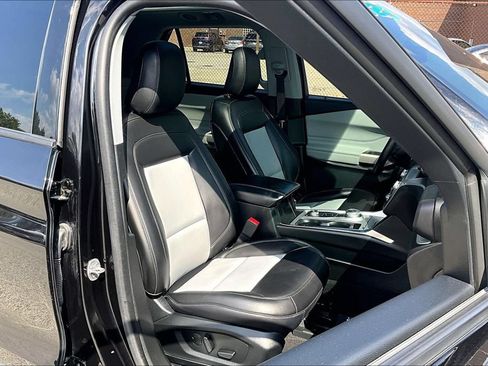 Used 2023 Ford Explorer XLT w/ Equipment Group 202A AWD/4WD image 7