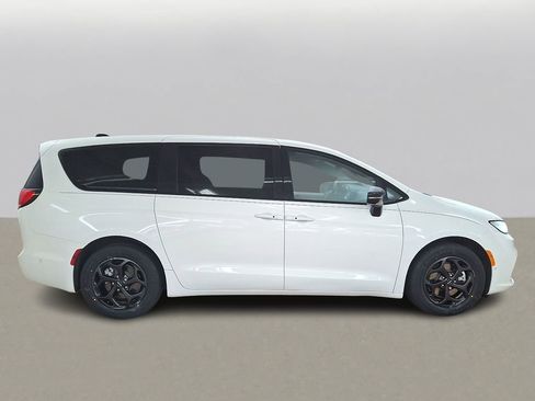 Used 2024 Chrysler Pacifica Select image 4