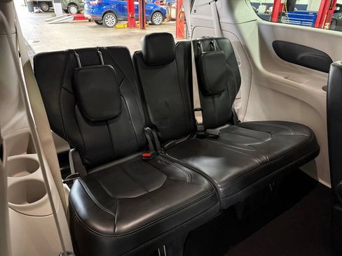 Used 2023 Chrysler Pacifica Touring-L FWD image 22