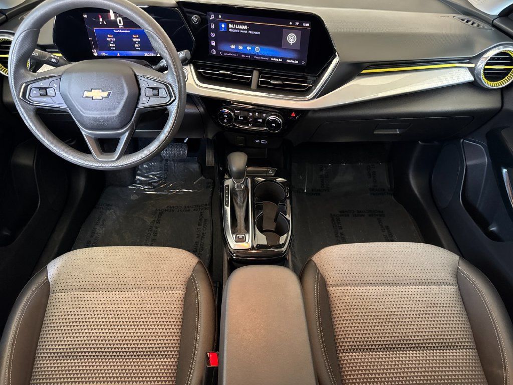 Used 2025 Chevrolet Trax LT FWD image 12
