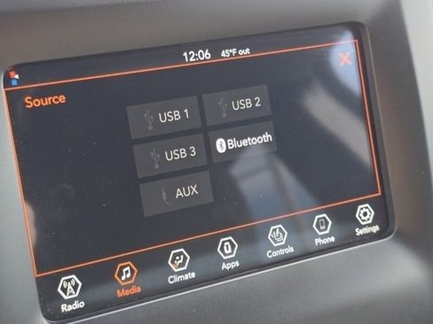 Used 2019 Jeep Cherokee Latitude Plus w/ Cold Weather Group image 10