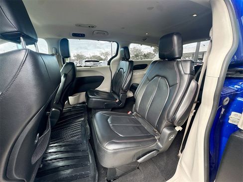 Used 2018 Chrysler Pacifica Touring-L image 24