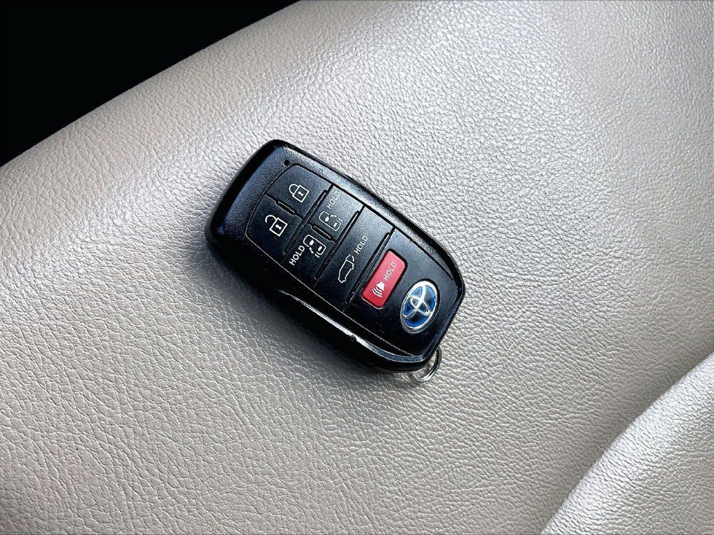 Used 2022 Toyota Sienna XLE w/ XLE Plus Package AWD/4WD image 32