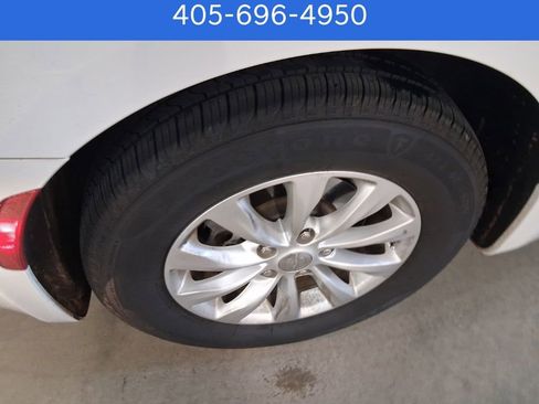 Used 2018 Chrysler Pacifica Touring-L image 11