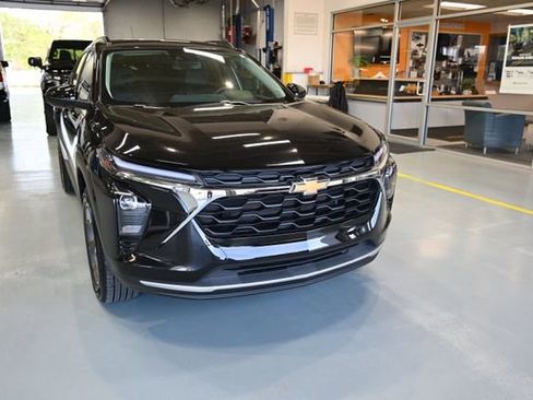 Used 2025 Chevrolet Trax LT w/ Driver Confidence Package image 3