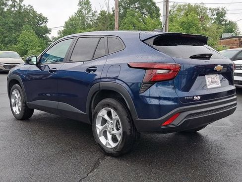 Used 2024 Chevrolet Trax LS w/ LS Convenience Package FWD image 4
