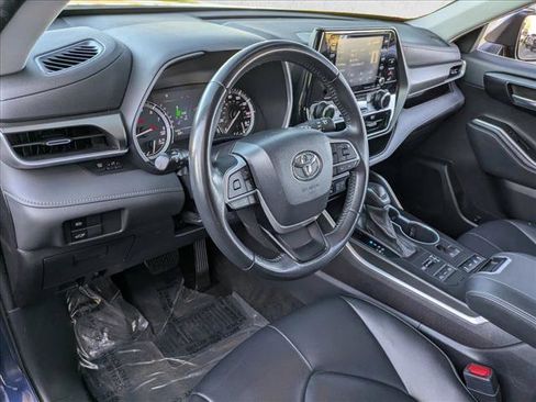 Used 2022 Toyota Highlander XLE image 3