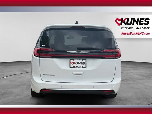 Used 2024 Chrysler Pacifica Touring-L FWD image 9