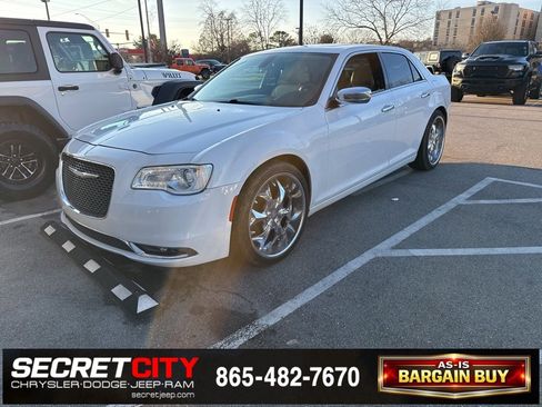 Used 2017 Chrysler 300 C image 1